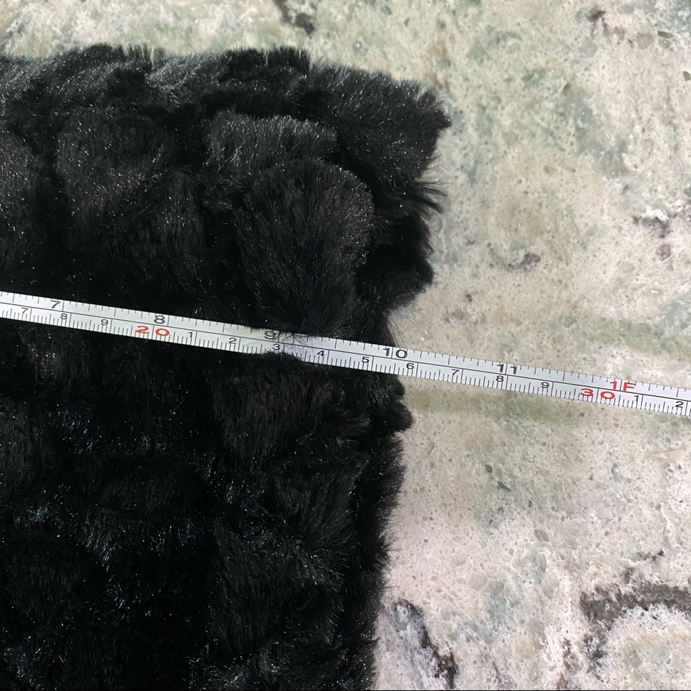Amiee Lynn. Black Faux Fur Infinity Scarf - Picture 4 of 6